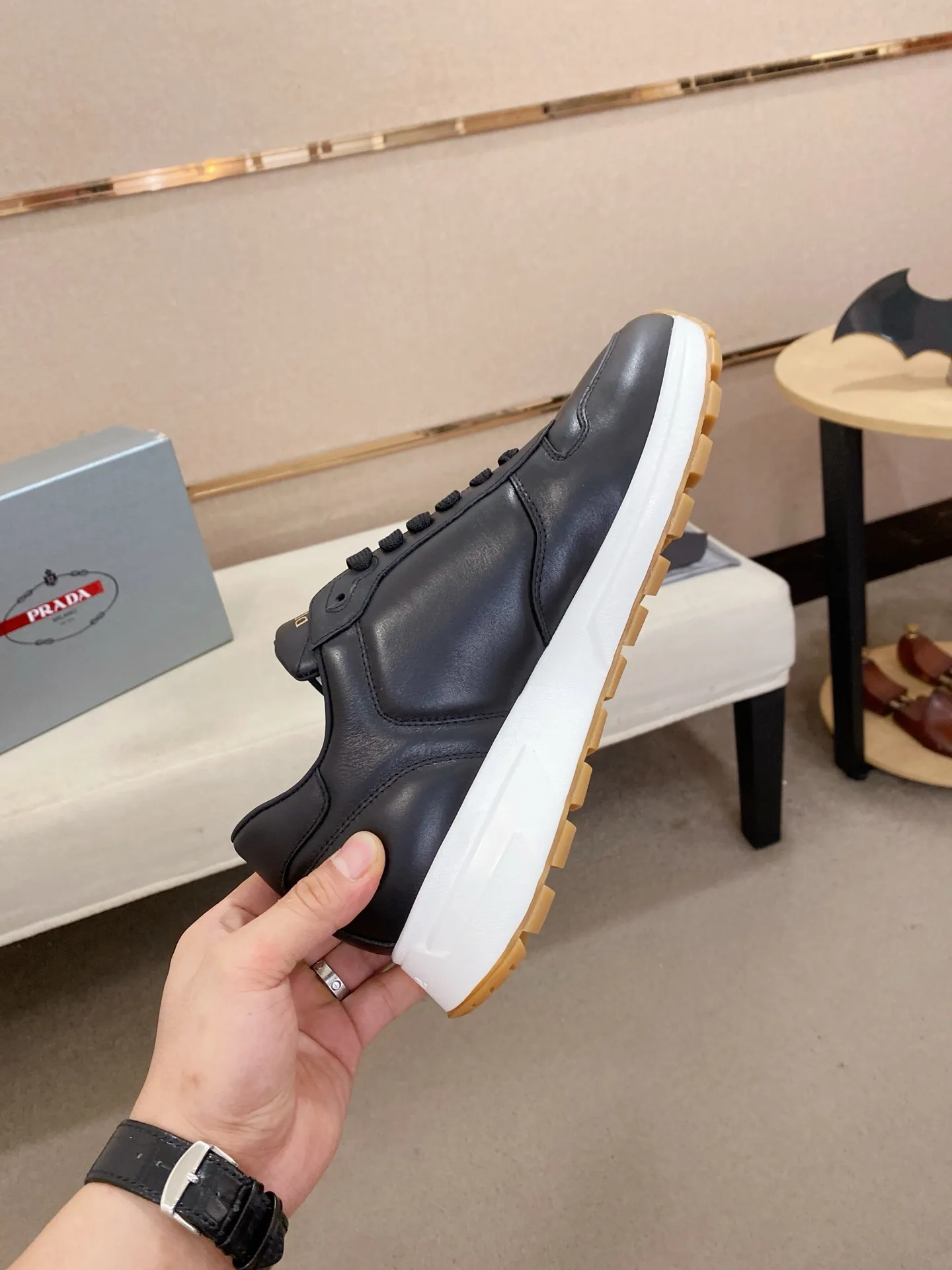Factory price 540💰 ✔️✔️✔️High version High-quality new PRADA counters are on the market at the same time. The new men's shoes and 😘fabrics are selected from imported first-layer cowhide and are made by pure handcrafts. Lining: Full cowhide lining. 👍🏿 High-end ☄️ air-cushion molded anti-slip rubber outsole, exquisite lines, simple and elegant, comfortable and high-end for leisure travel. Code number: 38 to 44